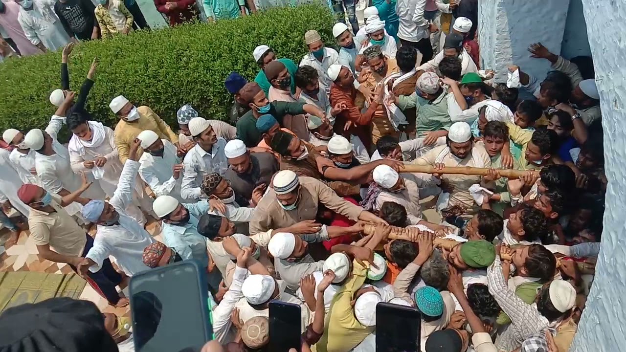 District Qazi of Badaun Thousands of Muslims gathered at Salimul Qadri's establishment: video