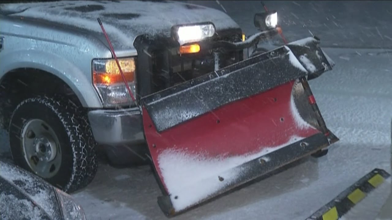 Drivers tackling treacherous road conditions - YouTube