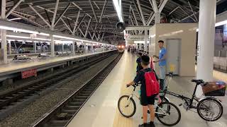 2243次區間車EMU800型台中站進站停車