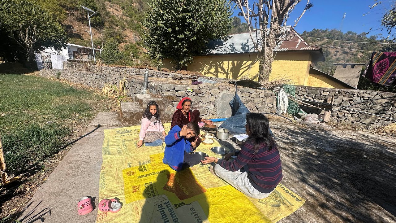 गाँव में ऐसा ही होता है, पहाड़ी जीवन कुछ ऐसे ही चलता है ||