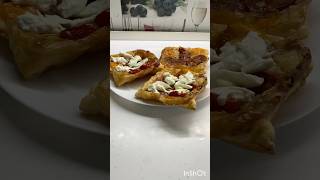 Закуска из слоеного теста с помидорами и бурратой #вкуснаяедадома #рецептынакаждыйдень #рецепт #еда