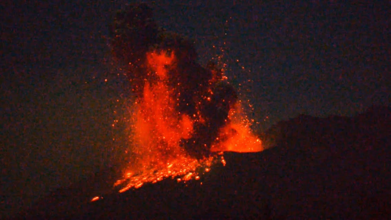ヒーローズプレイスメント　EP5　黄金の山　島津桜火 Eruption of Sakurajima with volcanic lightning. 火山雷を伴う桜島の