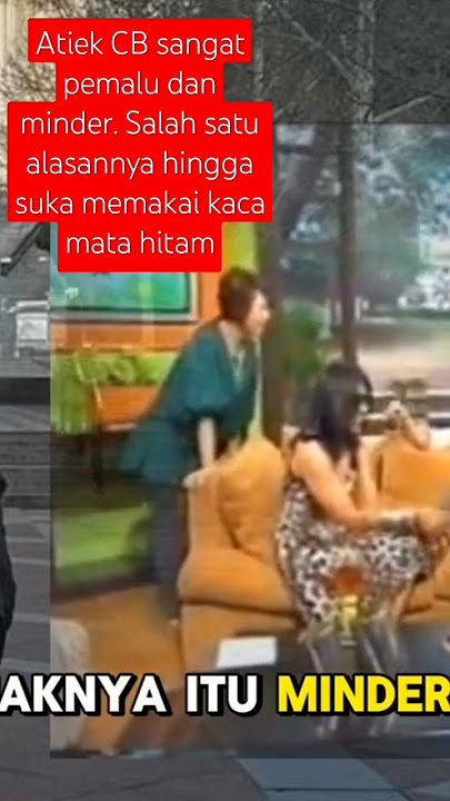 Atiek CB sangat pemalu, sehingga suka bersembunyi di balik kaca mata hitamnya.