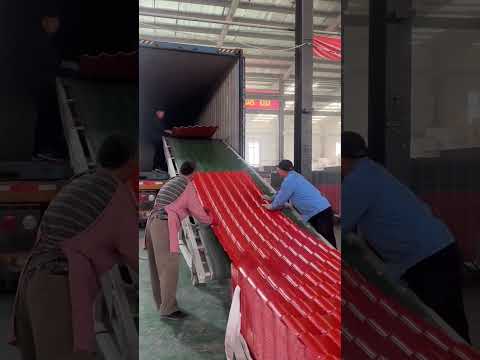 التحميل الفعال يستخدم العمال حزام ا ناقل ا لتحميل صفائح التسقيف الحمراء في حاوية شحن