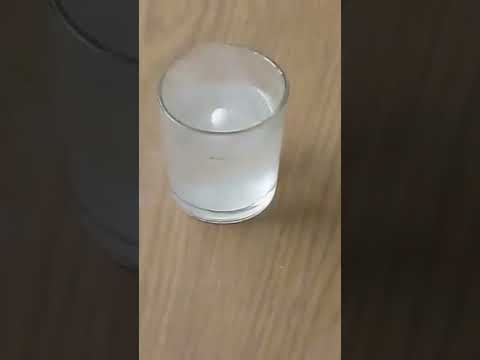 يتفاعل الصوديوم مثل باقي الفلزات القلوية مع الماء بتفاعل عنيف طارد للحرارة  2  1 2 2