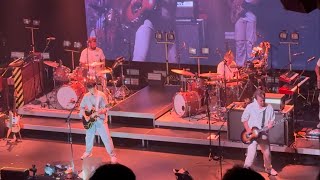 Watch Vampire Weekend Giant video