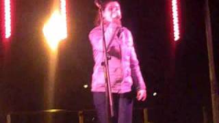 Cristina Fungueiriño cantando Vivo Por Ella en las Fiestas de San Blas