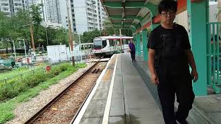 輕鐵507輕鐵澳洲Comeng(第一期翻新)列車1034駛入田景站三號月台(507往屯門碼頭方向)