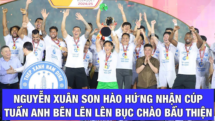 NGUYỄN XUÂN SON NHẬN CÚP, TUẤN ANH CHÀO HỎI BẦU THIỆN NGAY TẠI BỤC NHẬN GIẢI