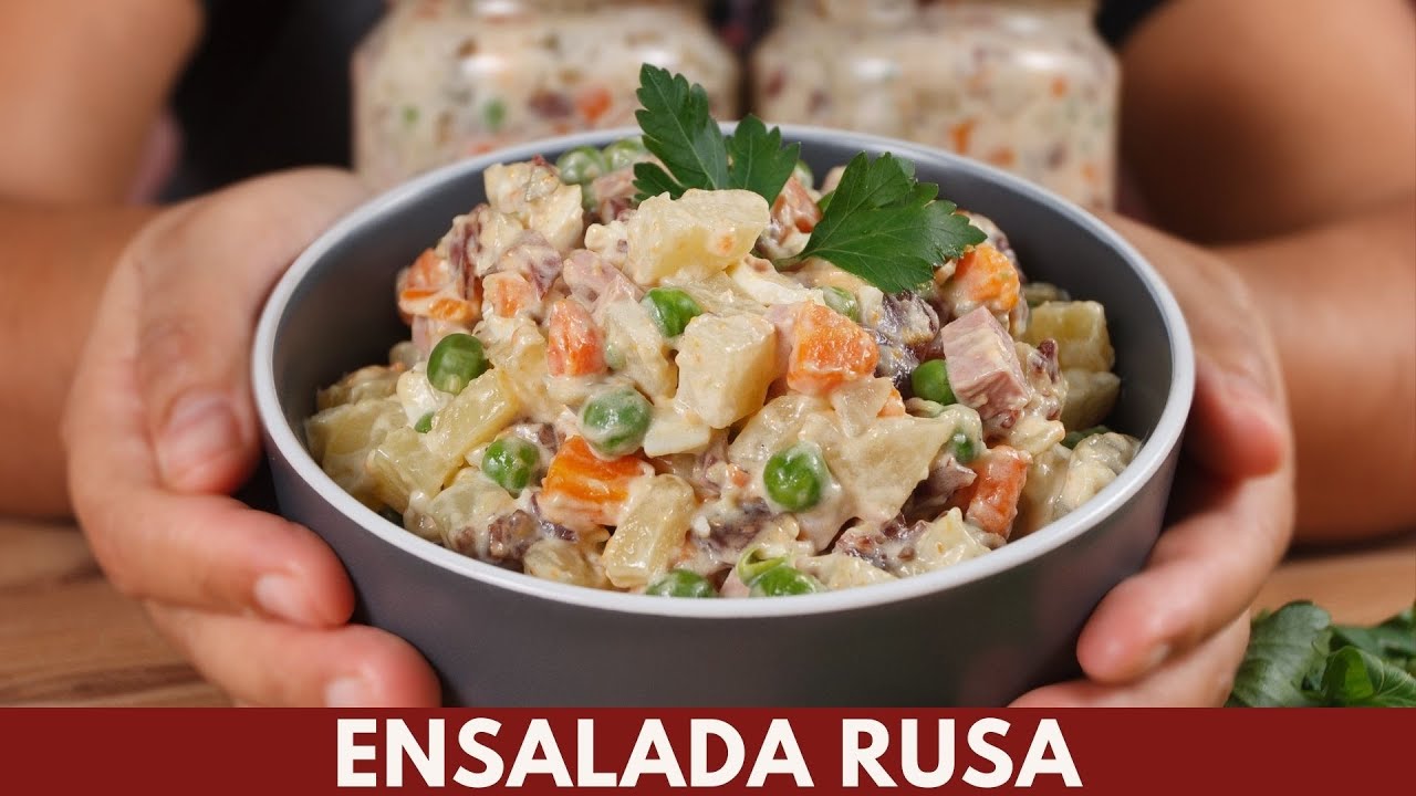 Ensalada Rusa De La Carne Con Las Verduras Y La Mayonesa Una Mujer Está  Mezclando La Mayonesa Con Los Ingredientes Para Una Ensal Almacen De Video  - Vídeo de mezcla, zanahoria: 117282447