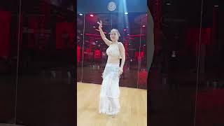 Hồng Mai Remmi Lắc Bụng Đẹp Không Quí Bạn Xa Gần Iu Quí