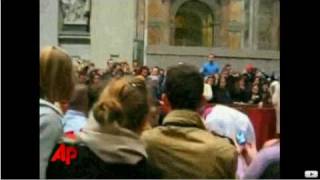 Che Vieja Loca Tumba Al Papa Benedicto XVI antes de comenzar "La Misa De Gallo" (video espectador)