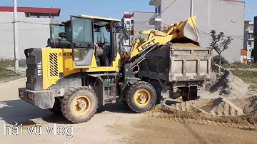 Máy xúc lật múc cát lên công nông ba bánh vận cát xây dựng #