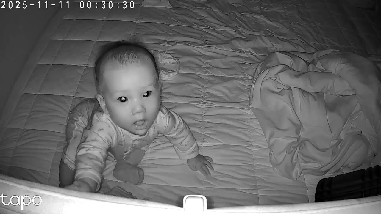 새벽에 일어나서 혼자노는 여동생 #오늘의힐링 #baby #아기 #혼자놀기 #건강하게 