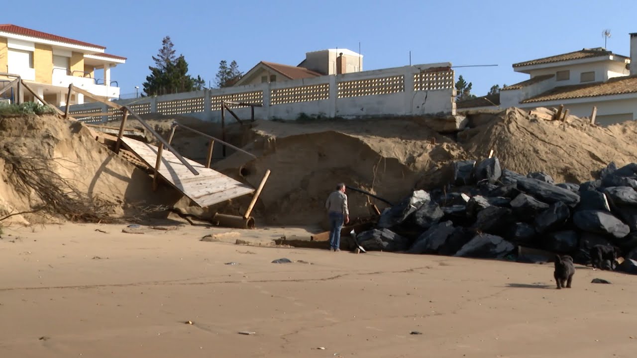 Vecinos de El Portil lamentan que el núcleo "se muere" con la pérdida de playa