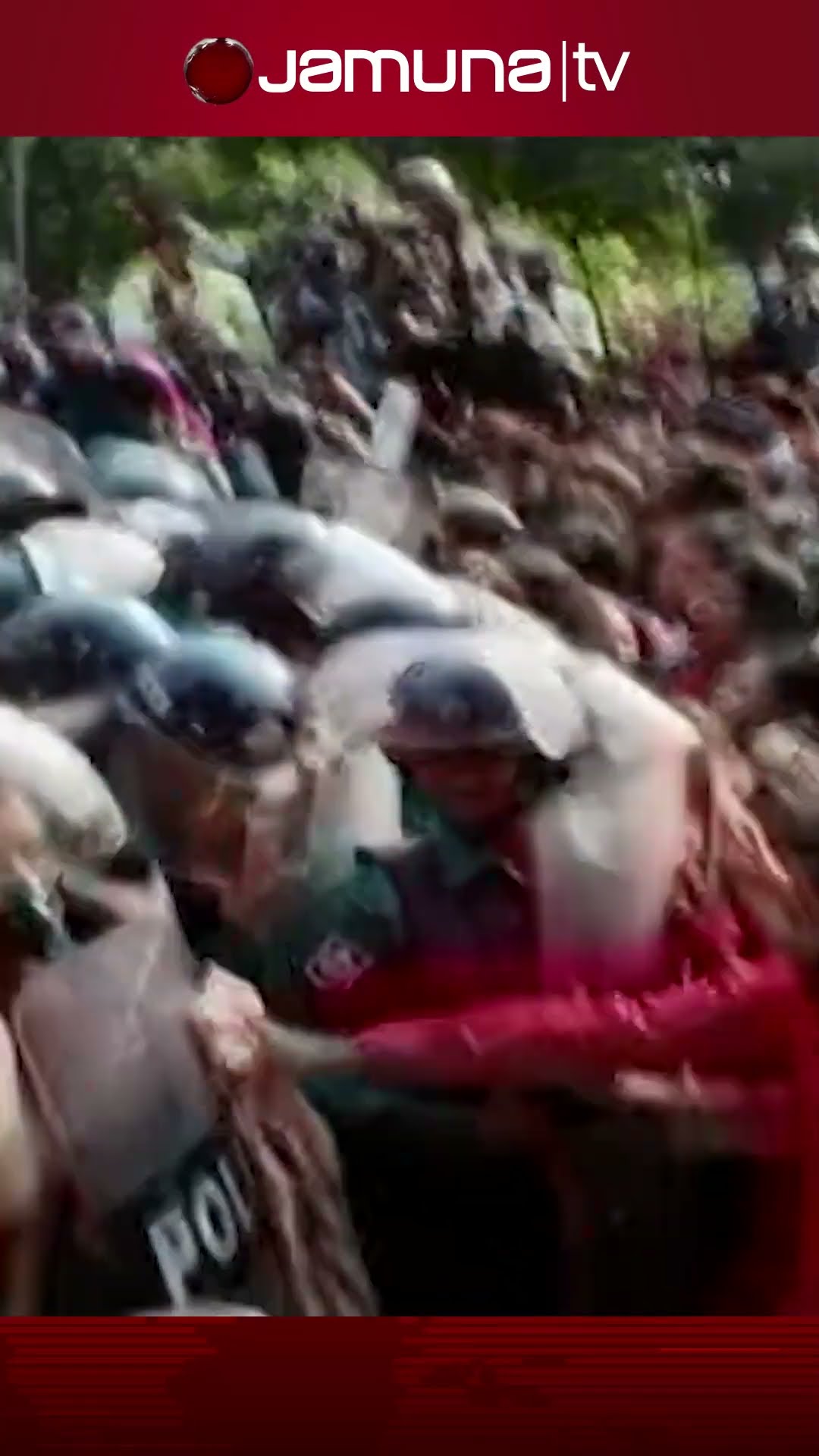 স্বরাষ্ট্র উপদেষ্টার পদত্যাগের দাবিতে পদযাত্রায় পুলিশের বাধা; ব্যারিকেড ভাঙার চেষ্টা #ha #jamunatv