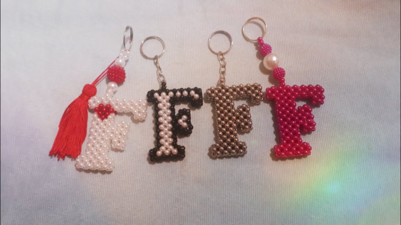 Chaveiro letra F de pérolas