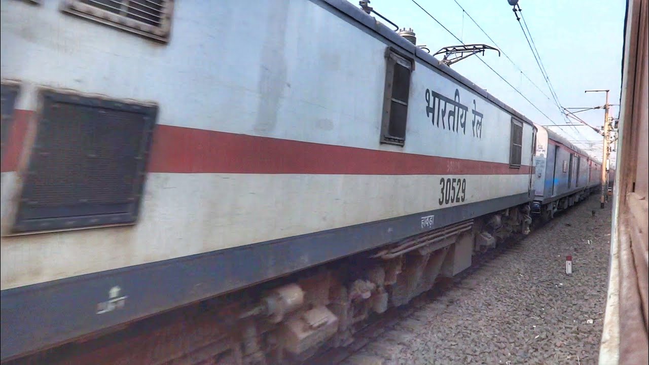 Rajdhani Express Parallel Overtake || Howrah Rajdhani Overtakes Mayurakshi Fast Passenger Furiously