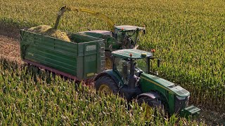 John Deere 8500i &amp; 3× John Deere + Claas na jednom poli | Siláže 2025