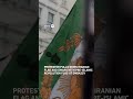 معترضان پرچم ایران را از سفارت ایران در لندن پایین کشیدند
