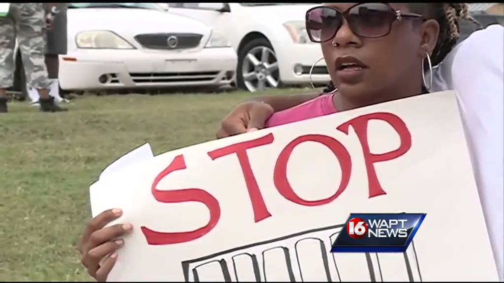 College students protest after saggy pants controversy