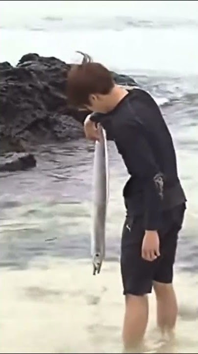 Jungkook menangkap ikan dengan cara yang lucu #bts #shorts #jk