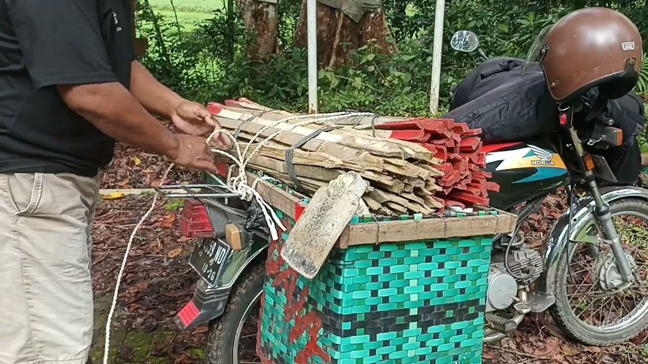 Menanam Pohon di Petilasan Brawijayan di Gunung Genthong