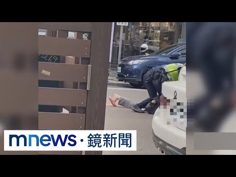 停車糾紛變襲警　女子失控扯警口罩、丟三角錐｜#鏡新聞