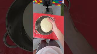 Disolviendo Un Huevo Gigante De Avestruz