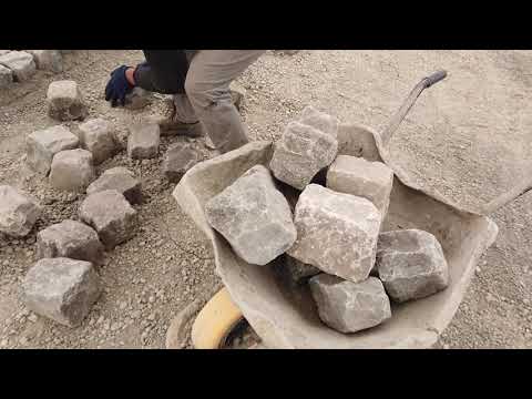 Chantiers de pose de pavés de rue, pavés anciens