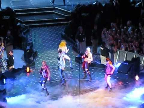 Смотреть «Lady GaGa Plus Bonus Fan Footage!» на YouTube Смотреть «Lady GaGa Plus Bonus Fan Footage!» на YouTube