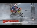 По воді, як по асфальту: незвичний рекорд встановив байкер-екстремал з Києва