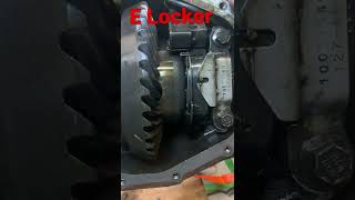 How does a E Locker work
