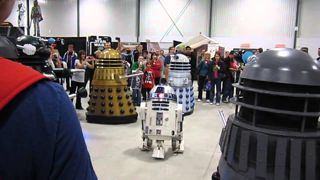 R2D2 and Daleks Party at Ottawa Comiccon - YouTube