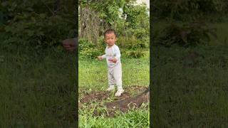 Trying his best to walk on natural grass 🌿🦶 #shorts #toddlerdevelopment #cute