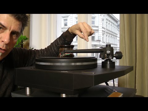 Adjustment of tonearm height and azimuth
