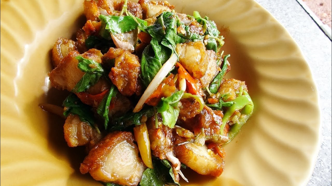 ผัดกระเพราหมูกรอบ บึงกาฬ