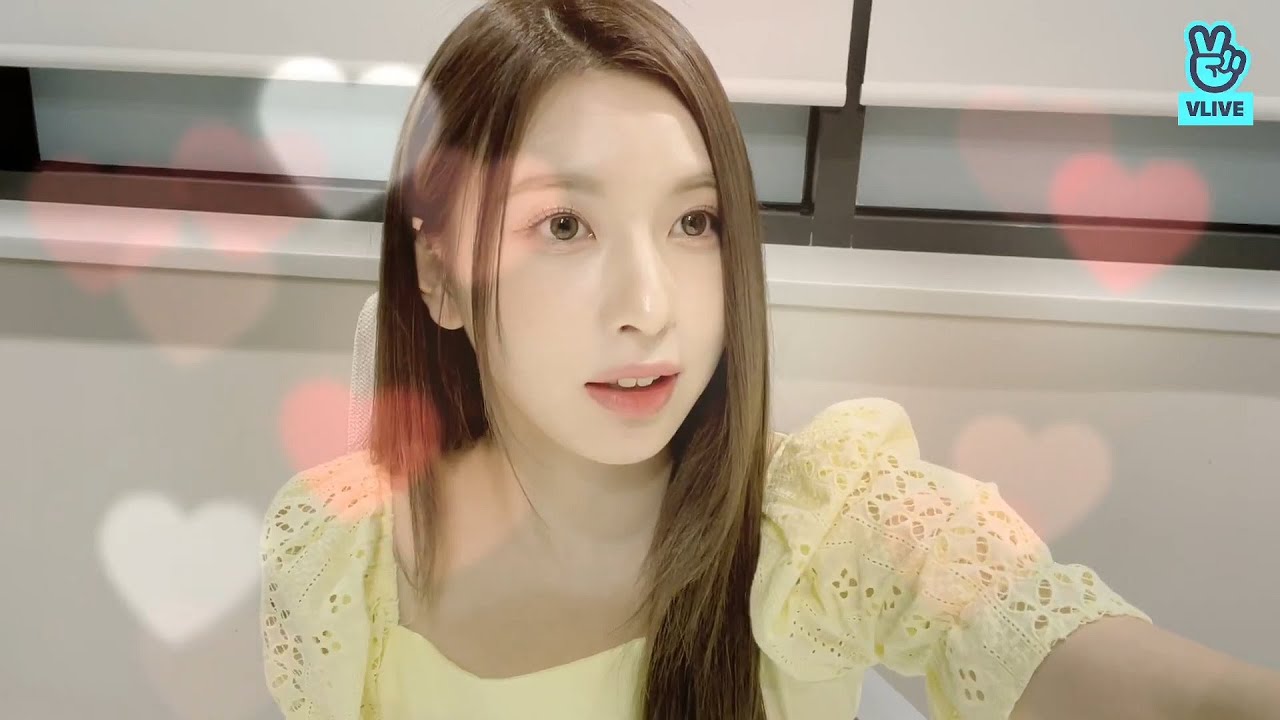 (ENG SUB) 220722 NMIXX BAE Vlive update "옐로우 걸의 정체를 공개해주세요"