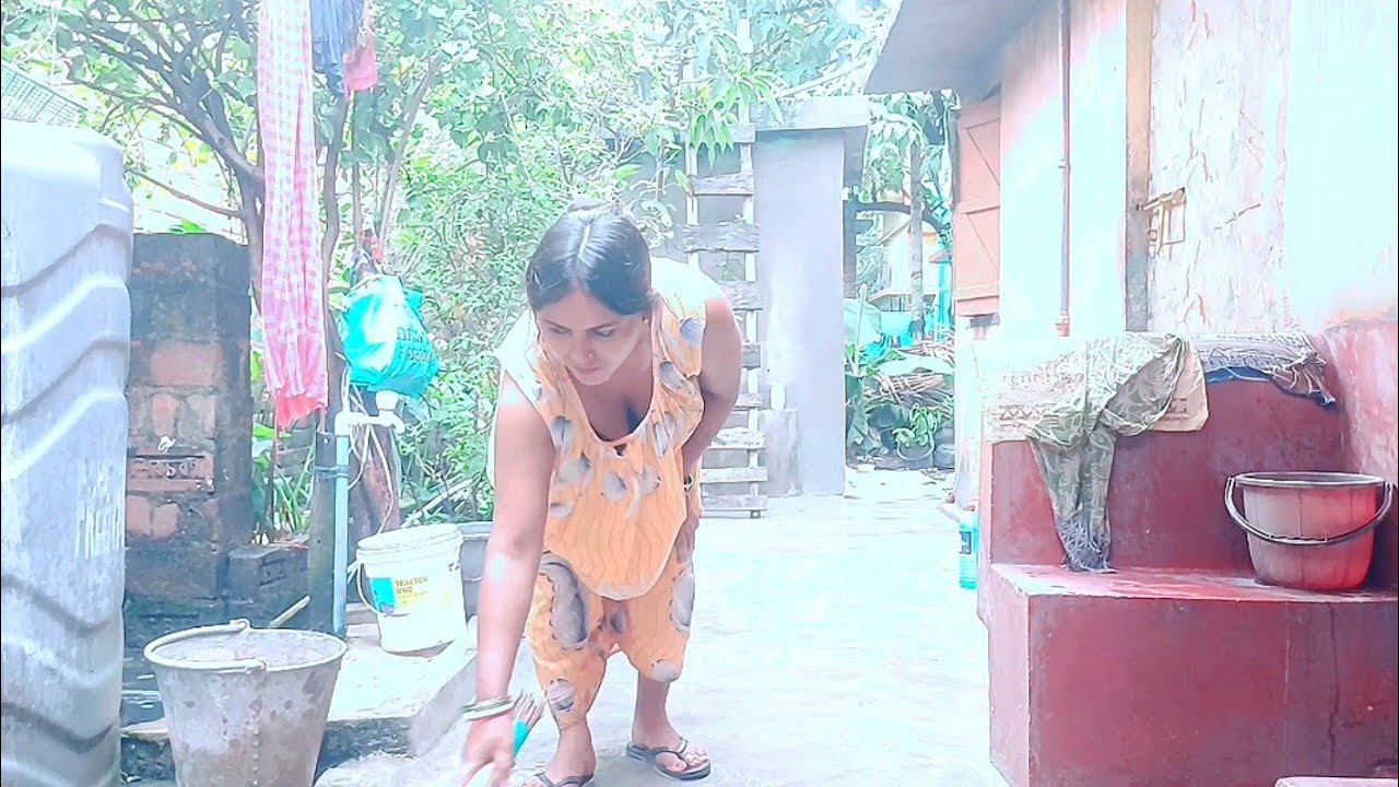 💥বাড়ির উঠোন টা ভালো করে ঝাড় দিয়ে পরিষ্কার করলাম।