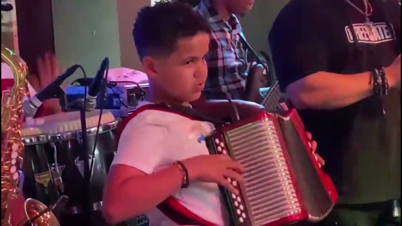 Tocando “Los Cabareces” en Casa Bader🎶🪗