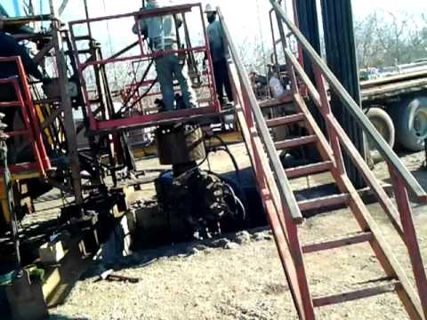 tripping pipe on a <a href='https://www.ruidapetroleum.com/product/category/Drilling-Rig-and-Workover-Rig'>workover rig</a> manufacturer