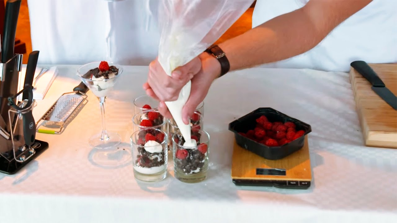 Ostekrem med oreokjeks og bringebær