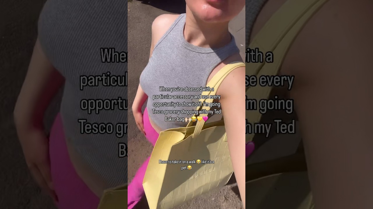 I don’t know if I’ve been obsessed with an accessory that much 😂 Yellow Ted Baker bag 💛 