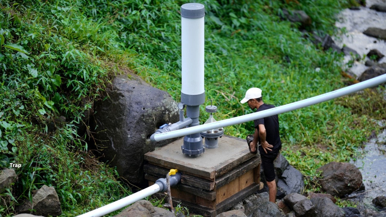 Насос для воды без электричества, который может качать воду вверх по склону