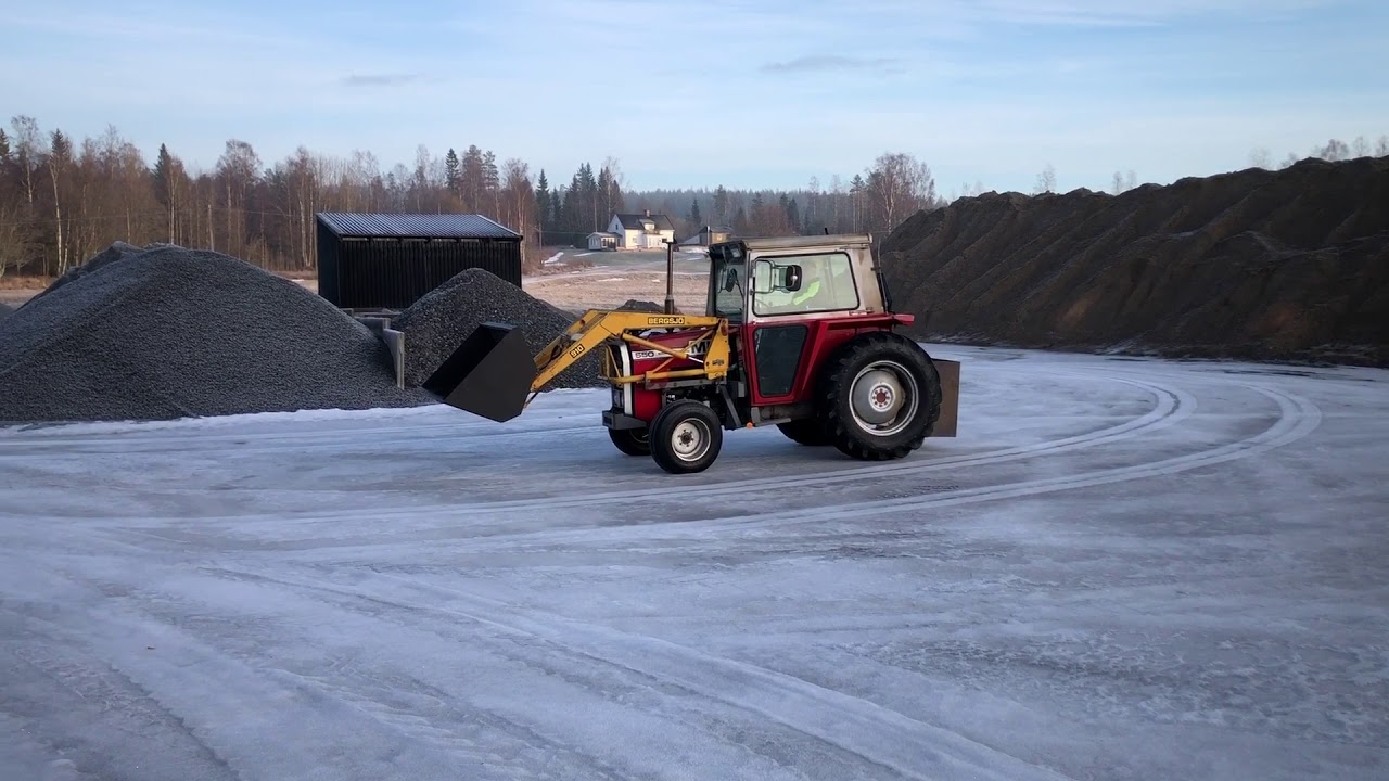 Köp traktor Massey Fergusson 550 med frontlastare på Klarvik