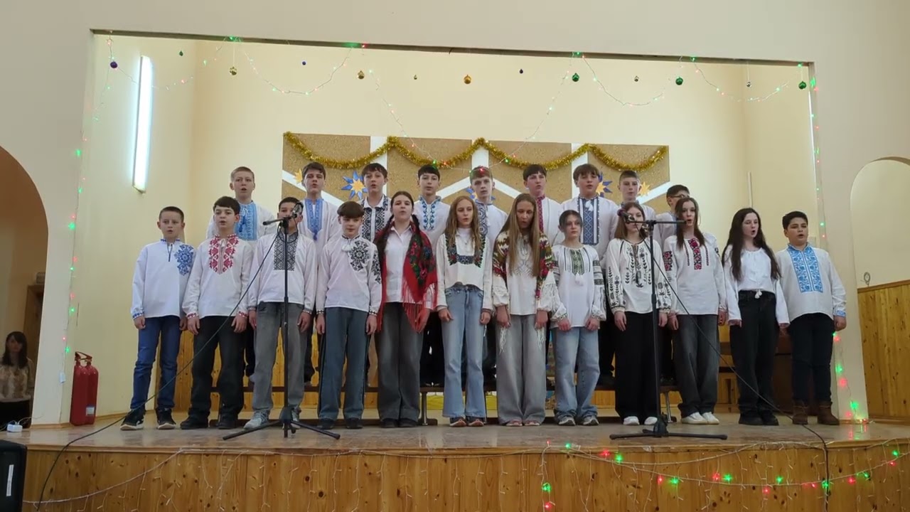 Колядують учні 7-Б класу. Мірвальд Г.І.