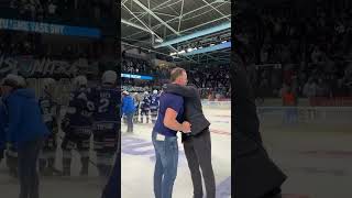 Podanie si rúk medzi trénermi po 7. zápase 🤝Andrej Kmeč a Milan Bartovič. 🏒#hokejovyboss #nitra