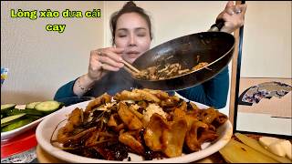 Lòng xào cải chua thêm miếng ớt bột cay món này không ăn là uổng lắm ạ