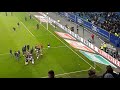 Fans und Spieler des FC St. Pauli feiern im Volksparkstadion den 2: 0-Sieg von Hamburger Stadtderby