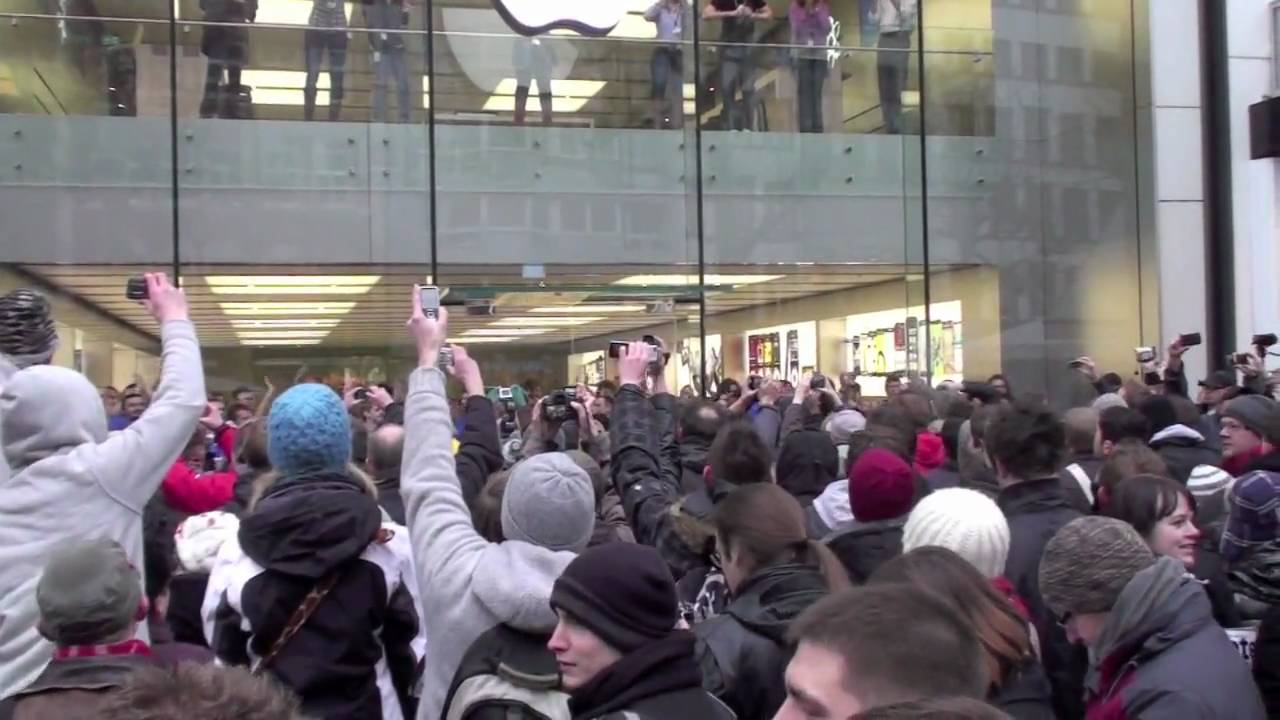 Mycket folk när Apple Store öppnade i Frankfurt